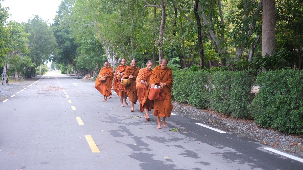 PlusPropertyTH's tweet photo. 🪷 วันเข้าพรรษาปีนี้ พลัส พร็อพเพอร์ตี้ และลูกบ้าน ร่วมทำบุญตักบาตร ณ วัดป่าปทุมรัตน์ จังหวัด ปทุมธานี เพื่อร่วมสืบสานพระพุทธศาสนาและส่งต่อคุณค่าที่ดีงามให้คงอยู่ในสังคมไทย
โดยเราได้ร่วมทำบุญตักบาตร ถวายเทียนพรรษา ถวายสังฆทาน และรับฟังพระธรรมเทศนา เพื่อเติมพลังใจและน้อมนำหลักธรรมไปประยุกต์ใช้ในชีวิตประจำวัน นอกเหนือไปจากนั้น ลูกบ้านยังได้ร่วมบูชาเทียนนักษัตร เพื่อถวายให้ทางวัดนำไปหล่อเป็นเทียนพรรษาอีกด้วย
การถวายเทียนพรรษา เปรียบเสมือนการถวายแสงสว่างแห่งปัญญา เพื่อสืบทอดพระธรรมคำสอนให้คงอยู่ และเป็นเครื่องเตือนใจให้เราดำเนินชีวิตด้วยสติ ความซื่อสัตย์ และความเมตตาต่อผู้อื่น
การทำบุญไม่เพียงสร้างกุศลให้กับตนเอง แต่ยังเป็นการส่งต่อคุณค่าของความเมตตา ความเสียสละ และการอยู่ร่วมกันอย่างเกื้อกูล อันเป็นรากฐานสำคัญของสังคมไทย
ขออนุโมทนาบุญกับลูกบ้านทุกท่านที่ร่วมเป็นส่วนหนึ่งของกิจกรรมในครั้งนี้ และขออำนาจคุณพระศรีรัตนตรัยดลบันดาลให้ทุกท่านและครอบครัวประสบแต่ความสุข ความเจริญ มีสุขภาพแข็งแรง และมีความร่มเย็นเป็นสิริมงคลตลอดไป
#PlusProperty #BeautifulCommunity #วันเข้าพรรษา