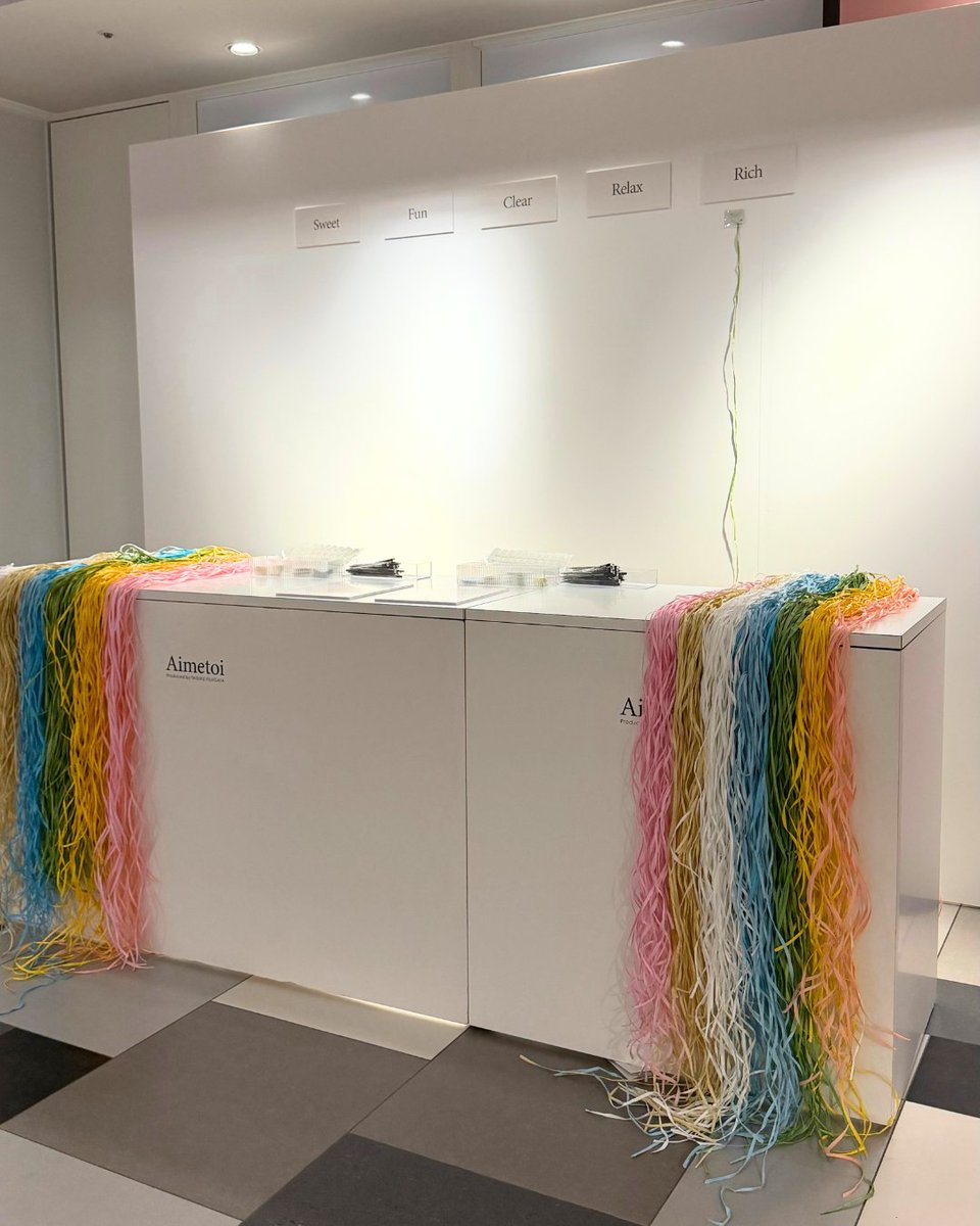 Aimetoi_jp's tweet photo. Aimetoi Exhibition & POPUP STORE
「Aimetoi Éveil-Blooming Peony-」OSAKA 
は8月4日(火)まで開催中。

会場では、08・23・06・25・11──
5つの香りと感情を“色の糸”でつないで可視化する
香りのエモーションマッピングウォール
-Bouquet of Emotions- をお楽しみいただけます。

ご来場いただいた皆さまが紡いだ糸は、
会期の最後にひとつの「Aimetoiブーケ」として束ねられ、大阪会場で生まれた“想いの結晶”として残っていきます。

Aimetoiの世界観を体験できる特別な空間を、ぜひお楽しみください。

https://t.co/bDyI0lMj3R 

≪ご購入特典（一部公開）≫
詳細は公式サイトの特設ページをご覧ください。
01.Aimetoi POPUP STORE限定オリジナルショッパー
ご購入の方には会場限定ショッパーをお渡しいたします。
※おひとり様1枚
02.Aimetoi POPUP STORE限定ガチャガチャ
ご購入の方にはフレグランスをイメージしたデザインのシールがランダムで当たるガチャを
1回無料でお楽しみいただけます。
※お買い物されていない方も、1回500円で最大4回分、お楽しみいただけます。
※ハンドクリーム1点のみをご購入の場合はガチャ1回無料の対象外となります。なお、ガチャコインのご購入は可能です。
03.Aimetoi Exhibition & POPUP STORE限定フォトブース設置
自由に楽しんでいただける11のフォトブースを設置

■開催日時
2026年7月29日(水)ｰ8月4日(火)

営業時間: 10:00ｰ20:00
最終日18:00まで

■開催場所
大丸梅田店
〒530-8202
大阪府北区梅田3-1-1 8階紳士フロア

■一般のお客様のご入場について
ご予約をされていないお客様も、空き状況に応じてご案内が可能です。
会期中は全日、1階東/南ゲート広場「水の時計」　にて午前9時15分～午前9時45分の間、当日分の整理券を配布いたします。
※整理券の配布は先着順となります。
※整理券はご用意分がなくなり次第、配布を終了させていただきます。
※整理券はお一人様につき一枚のみの配布となります。複数名分の受け取りや代理受け取りはご遠慮ください。
※混雑状況により、ご入場までお時間をいただく場合が御座います。
※ご案内は当日の空き状況により変動いたしますため、入場を必ずお約束できるものではございません。予めご理解賜りますようお願い申し上げます。

皆様のご来場を、心よりお待ちしております。

#Aimetoi #エメトワ #藤ヶ谷太輔