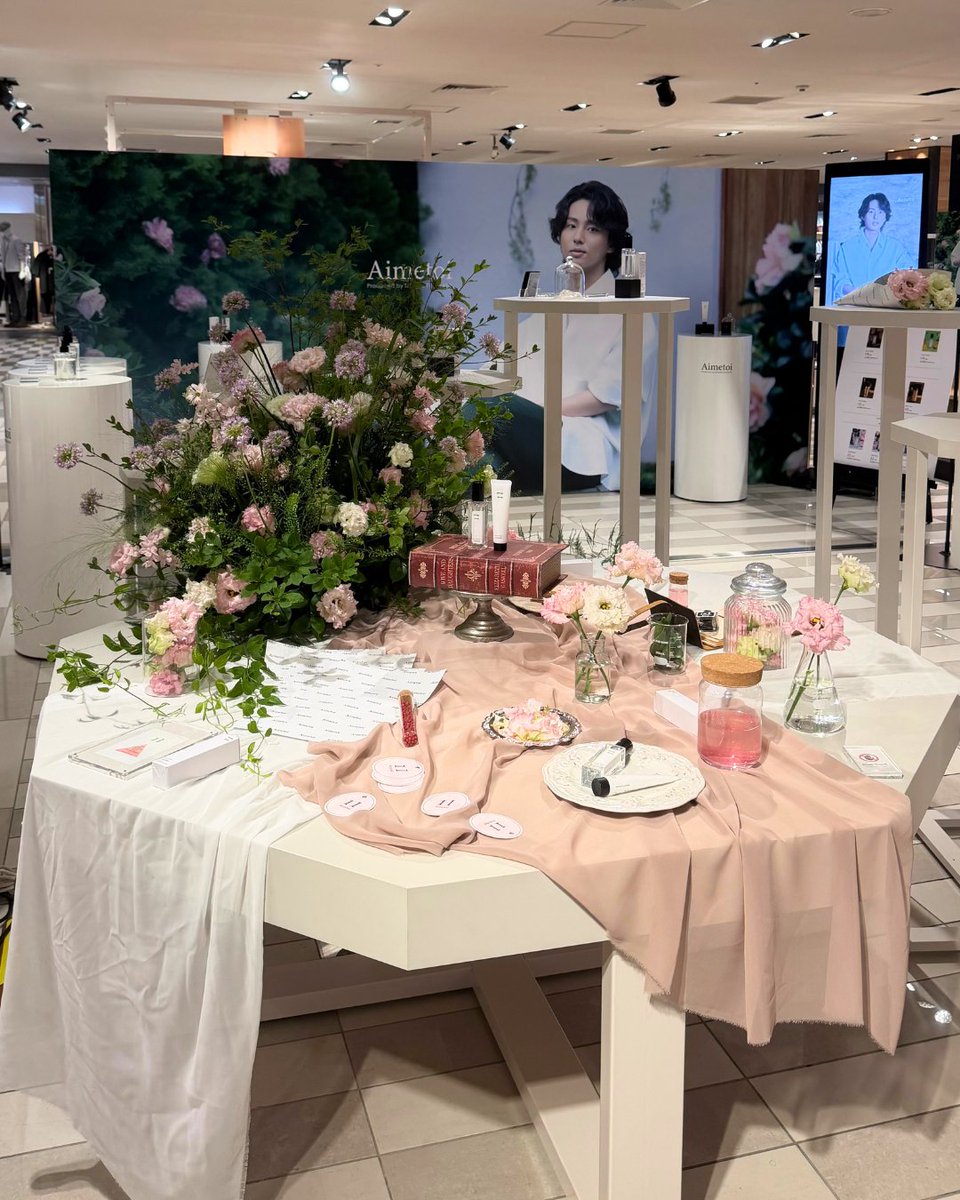 Aimetoi_jp's tweet photo. Aimetoi Exhibition & POPUP STORE
「Aimetoi Éveil-Blooming Peony-」OSAKA 
は8月4日(火)まで開催中。

会場では、08・23・06・25・11──
5つの香りと感情を“色の糸”でつないで可視化する
香りのエモーションマッピングウォール
-Bouquet of Emotions- をお楽しみいただけます。

ご来場いただいた皆さまが紡いだ糸は、
会期の最後にひとつの「Aimetoiブーケ」として束ねられ、大阪会場で生まれた“想いの結晶”として残っていきます。

Aimetoiの世界観を体験できる特別な空間を、ぜひお楽しみください。

https://t.co/bDyI0lMj3R 

≪ご購入特典（一部公開）≫
詳細は公式サイトの特設ページをご覧ください。
01.Aimetoi POPUP STORE限定オリジナルショッパー
ご購入の方には会場限定ショッパーをお渡しいたします。
※おひとり様1枚
02.Aimetoi POPUP STORE限定ガチャガチャ
ご購入の方にはフレグランスをイメージしたデザインのシールがランダムで当たるガチャを
1回無料でお楽しみいただけます。
※お買い物されていない方も、1回500円で最大4回分、お楽しみいただけます。
※ハンドクリーム1点のみをご購入の場合はガチャ1回無料の対象外となります。なお、ガチャコインのご購入は可能です。
03.Aimetoi Exhibition & POPUP STORE限定フォトブース設置
自由に楽しんでいただける11のフォトブースを設置

■開催日時
2026年7月29日(水)ｰ8月4日(火)

営業時間: 10:00ｰ20:00
最終日18:00まで

■開催場所
大丸梅田店
〒530-8202
大阪府北区梅田3-1-1 8階紳士フロア

■一般のお客様のご入場について
ご予約をされていないお客様も、空き状況に応じてご案内が可能です。
会期中は全日、1階東/南ゲート広場「水の時計」　にて午前9時15分～午前9時45分の間、当日分の整理券を配布いたします。
※整理券の配布は先着順となります。
※整理券はご用意分がなくなり次第、配布を終了させていただきます。
※整理券はお一人様につき一枚のみの配布となります。複数名分の受け取りや代理受け取りはご遠慮ください。
※混雑状況により、ご入場までお時間をいただく場合が御座います。
※ご案内は当日の空き状況により変動いたしますため、入場を必ずお約束できるものではございません。予めご理解賜りますようお願い申し上げます。

皆様のご来場を、心よりお待ちしております。

#Aimetoi #エメトワ #藤ヶ谷太輔