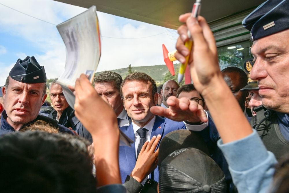 JusteMilieu3's tweet photo. Macron et la drogue : des soupçons qui durent depuis des années 🔴 

📍 Le 7 janvier 2023, François Asselineau affirmait publiquement que Macron consommerait "des psychotropes ou des drogues et notamment de la cocaïne". Aucune plainte.
📍 Le 29 février 2024, la députée RN Pascale Bordes déclarait en direct sur LCP que des dirigeants européens avaient l'impression que Macron était "en permanence sous certaines substances psychotropes". Aucune plainte.
📍 Lors de la campagne 2017, la cocaïne circulait au QG de Macron au point que l'intendance a dû interdire alcool et drogues dans les locaux.

En droit, ne pas attaquer en diffamation quelqu'un qui vous accuse, c'est souvent le meilleur aveu.

L'article complet en premier commentaire 👇