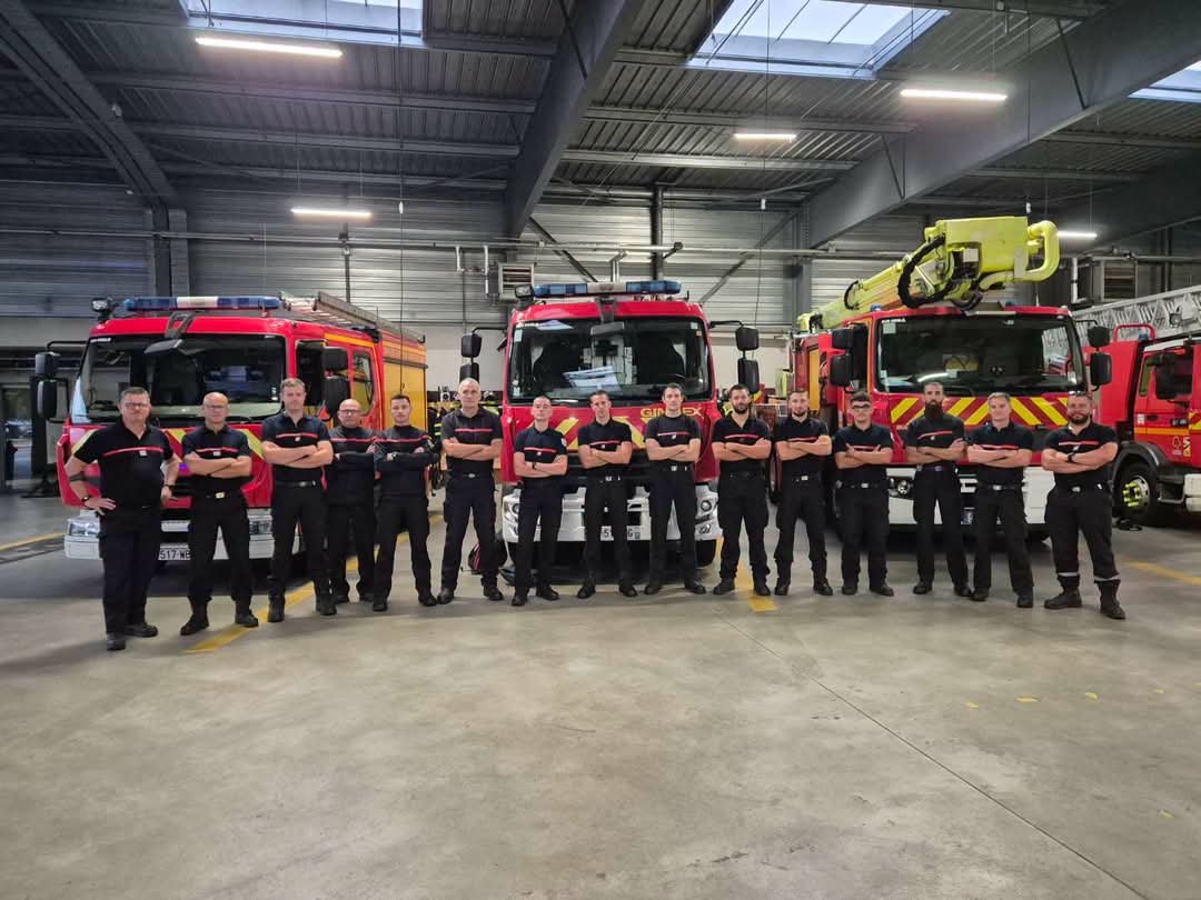 sdis37's tweet photo. 🚒 Deux relèves, une même mission : la solidarité.

Ce matin, nos équipes ont pris la route pour renforcer les dispositifs de lutte contre les feux de forêt et relever nos collègues deja engagés:

🔥 Un 1/2 groupe incendie rejoint @gironde
🌲 Un GIFF direction le @SDIS83 https://t.co/qiBDYIW60a