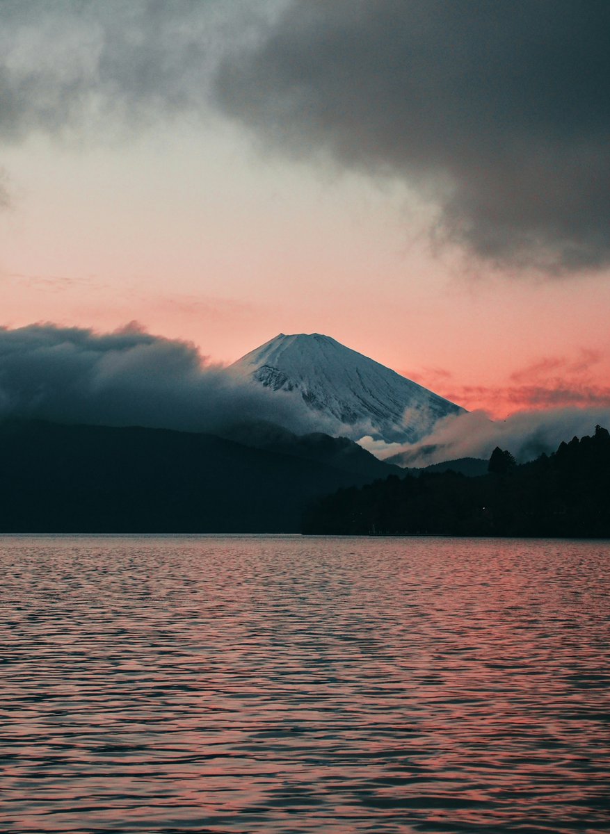 earthcurated's tweet photo. 🇯🇵 Japan’s majestic Mount Fuji is an iconic stratovolcano that has inspired artists, poets, and pilgrims for centuries. https://t.co/SIDX2e6T5Z