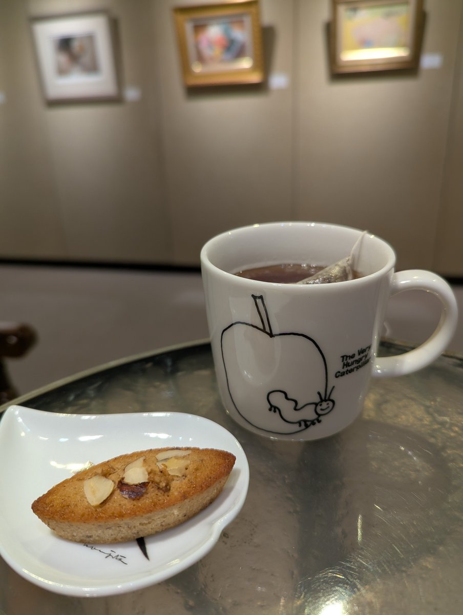 ginzayanagi's tweet photo. 本日の画廊スタッフのおやつ
なんだかオシャレなフィナンシェ
ふたつも食べちゃいました(๑>؂<๑)
 #画廊  #おやつ https://t.co/CRJAX7skHz