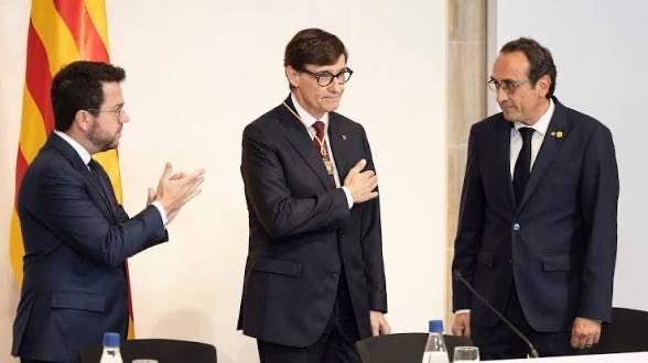 viquirepublica's tweet photo. Primer va ser la DGAIA, amb més de 2.000 M€ amb irregularitats i amb desenes de nens tutelats per la Generalitat, víctimes d’abús sexual. Del 2016 al 2024. 

Després, l’escàndol de l’informe PISA, que deixa Catalunya quatre anys sense dades comparables per saber si els nostres alumnes avancen o retrocedeixen.

I ara arriba l’escàndol que posa el focus en la sanitat.

S’ha analitzat el 43% de tota la contractació de serveis de la sanitat pública catalana.
Període: 2022-2024 

En nomès dos anys… 
501 milions d’euros en contractes públics.

S’han detectat 23 incompliments, greus.

Un total de 17 grans contractes adjudicats.

12 dels 17 contractes:
• Sense justificació de l’externalització.

15 dels 17 contractes:
• Sense justificació dels costos.

7 dels 17 contractes:
• L’empresa que es presentava a la licitació era la mateixa que ajudava a fixar el preu de sortida del concurs.

14 dels 17 contractes:
• Sense verificar si el servei contractat s’havia prestat.

16 dels 17 contractes:
• Malgrat detectar-se incompliments, no es va penalitzar ningú.

16 de 17 contractes amb incompliments i sense cap penalització!

8 dels 17 contractes:
• La subrogació del personal es feia sense analitzar-la.

6 dels 17 contractes:
• Falta de control sobre les subcontractacions.

2 dels 17 contractes:
• Factures irregulars i modificacions fora de termini: facturacions superiors a les previstes, modificacions contractuals aprovades després d’haver fet la despesa i pròrrogues tramitades incorrectament.

Només aquests dos contractes 👆🏻 sumen 1,79 milions d’euros facturats sense una cobertura contractual adequada.

I ara anem al tema dels helicòpters? 

Helicòpters medicalitzats. Un servei on cada minut pot salvar una vida? 

Van adjudicar un contracte de 5 anys, de 7,3 milions d’euros anuals, a una empresa que presentava una situació econòmica i financera que feia dubtar de la seva viabilitat.

Això va comportar tenir helicòpters inoperatius durant més de dues hores.
Dues hores sense un servei pagat, en que cada minut compta! 

Només l’any 2024, les penalitzacions van arribar als 1,01 milions d’euros.

Amb mancances d’uniformitat, de material i d’equipament sanitari.

I, malgrat això, i posant vides en risc, vam passar de disposar de quatre helicòpters medicalitzats a només dos, i no es va obrir ni una sola inspecció general d’ofici, ni es va plantejar rescindir el contracte. Van seguir amb el contracte, fins ben entrat el 2025 …

Ara sume-m’hi les contractacions de serveis d’emergència? 
Contractacions per a inspeccions veterinàries dels escorxadors? 

Sí, tres anys de serveis d’emergència, per un import de 46 milions d’euros, de contractacions, amb la MATEIXA  empresa.

Ara mireu dels anys que estem parlant…

No estem parlant d’un error puntual.
No estem parlant d’un cas aïllat.

Estem parlant de desenes d’irregularitats i deficiències produïdes durant diversos anys.

Anem entenent que s’acceptin tots els pressupostos socialistes, totes les propostes socialistes, s’aplaudeixen totes les decisions socialistes i que no es faci una moció de censura al PSC?

O ens cal un dibuixet?

Catalunya està agonitzant! 

Però, pst…! Tu continua centrat en una plaça temporal, amb unes proves supervisades, verificades i certificades per un tribunal, mentre te la continuen colant per darrera!

És que no, NO APRENEM!