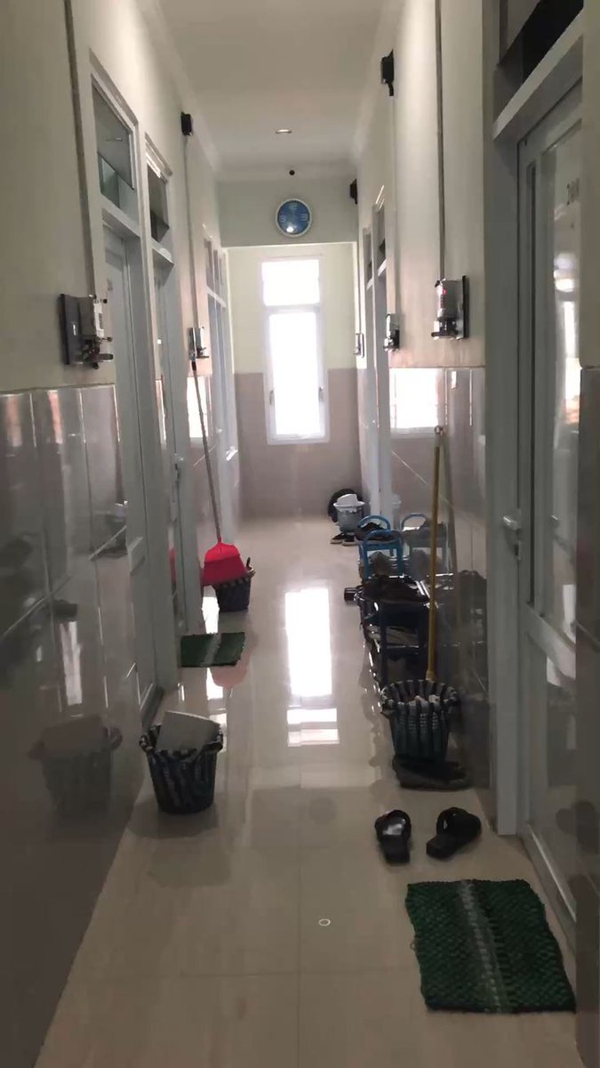 VanessaChegnn's tweet photo. Anak kos di sebelah kamarku demam tinggi jam satu pagi, sendirian, orang tuanya di kampung nggak bisa langsung dateng. Aku denger dia batuk-batuk sama ngerintih pelan lewat dinding tipis kosan.

Aku ketuk pintu, dia buka sambil megangin kepala, mukanya pucat, keringetan dingin, tangannya panas pas aku pegang.

Aku tanya ada obat apa nggak di kamarnya. Dia geleng, bilang baru gajian minggu depan, belum sempet beli apa-apa buat jaga-jaga.

Aku langsung ke minimarket dua puluh empat jam deket kos, beli obat penurun panas sama termometer, nggak nunggu dia ganti.

Malam itu aku bolak-balik ngecek suhunya tiap sejam, kompres tiap kali naik lagi. Jam tiga pagi suhunya masih tinggi, aku sempet mau bawa ke IGD tapi dia nolak, takut biayanya.

Aku tetep temenin sampe subuh, nggak tidur, sampe demamnya mulai turun pas azan subuh kedengeran.

Paginya dia minta maaf udah ngerepotin, aku bilang gapapa, cuma nitip kalo lain kali jangan nahan sakit sendirian, kosan sebelah selalu bisa diketuk.

Sekarang dia yang sering nawarin duluan kalo aku keliatan capek pulang kerja malam, gantian jagain kayak dulu aku jagain dia.
Retno, Kudus

cc : wnmei_at