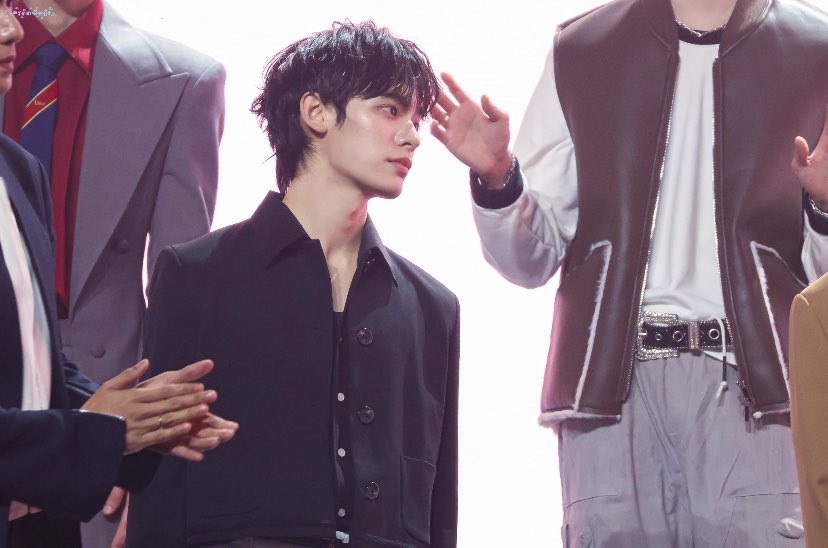 isyinaae's tweet photo. i’m never getting over this look of por btw, he looked SO FUCKING HOT, he still dose https://t.co/nkZavV3BcD