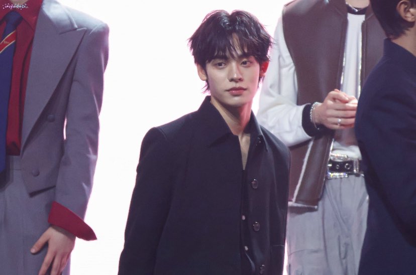 isyinaae's tweet photo. i’m never getting over this look of por btw, he looked SO FUCKING HOT, he still dose https://t.co/nkZavV3BcD