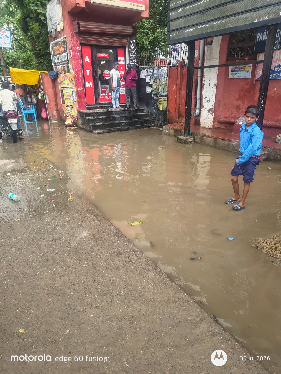 TechTal56273763's tweet photo. @drmdnr @RailwaySeva Koi solution nahi hai railway ke pass 11 july ko v yehi hal hua tha aur jab aaj barish hua to fir wahi hal ho gaya https://t.co/oHQFpPQ5Xz