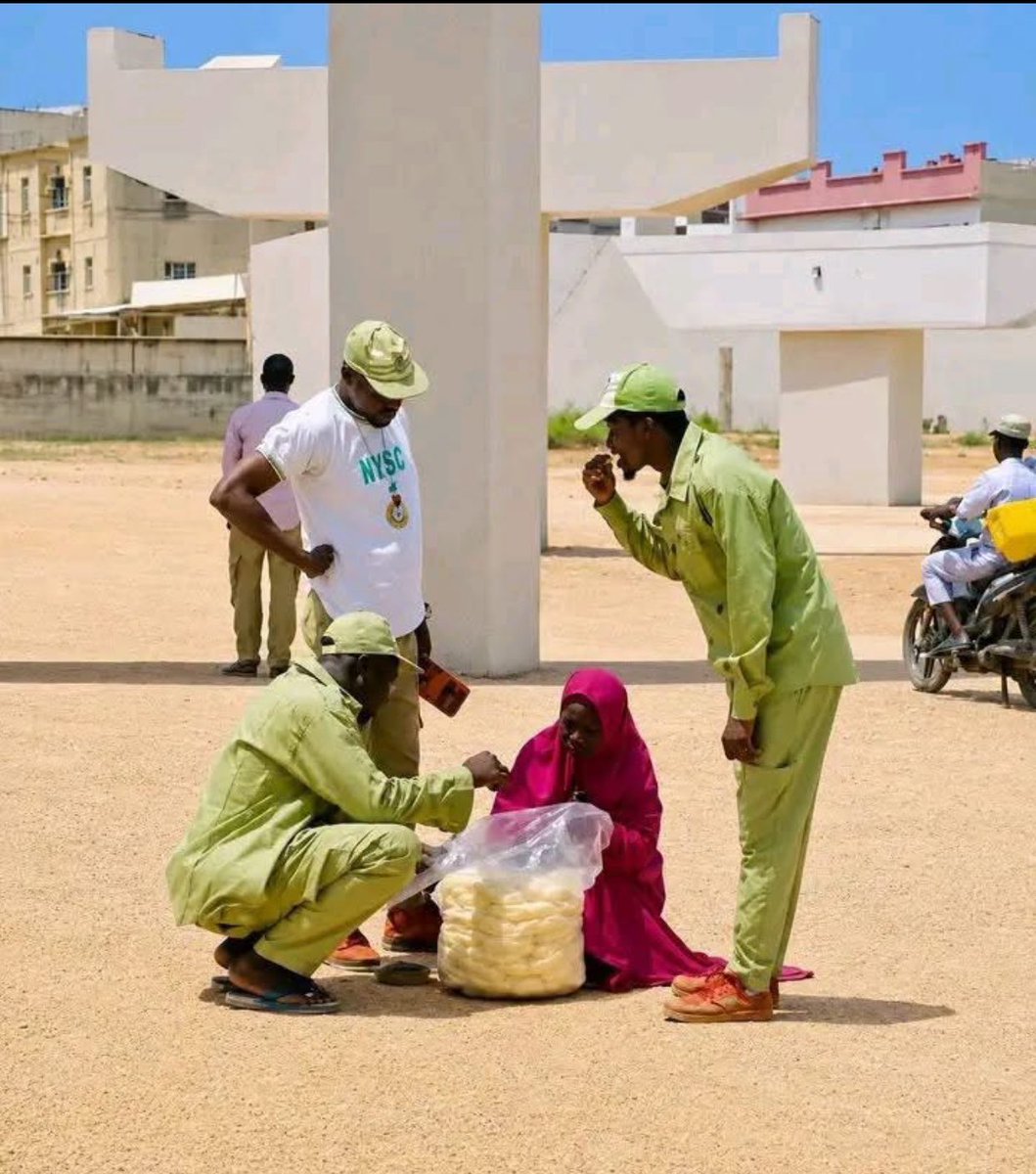 abbaatthiru's tweet photo. Country don hard corpers dey collect oo😅😭😭 https://t.co/LkiLxU59Qn