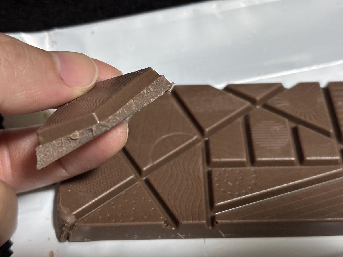 subbeesan's tweet photo. チョコアレルギーでも食べられると噂のチョコか？を見つけたので買ってみた
見た目も断面もチョコ、香りもチョコ
味も食感ももちろんチョコ…
とりあえずひとかけらだけ食べてしばらく様子見るけど…めっちゃチョコだ…
チョコアレルギー発症して10年くらい経つけど久々にこの味を食べた
うっま… https://t.co/wz1GyIJ6t5