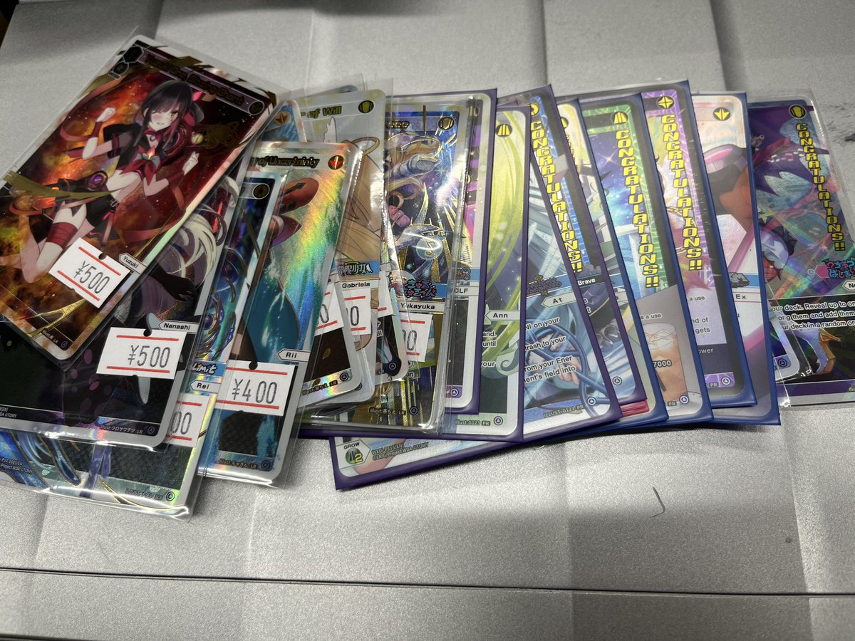 ouchi_Akihabara's tweet photo. 【 #WIXOSS 入荷情報】
ひとまず英語版のカード色々入荷したモノをストレージコーナーに追加しました！
２枚目の写真の高めのカードは既にデータがあるものは通販に登録しております！
新規で入ってきたものは本日の21時から販売開始します！
👇
海外版カード販売一覧
(https://t.co/WqP3aDYZVO) https://t.co/bpegD03hbM