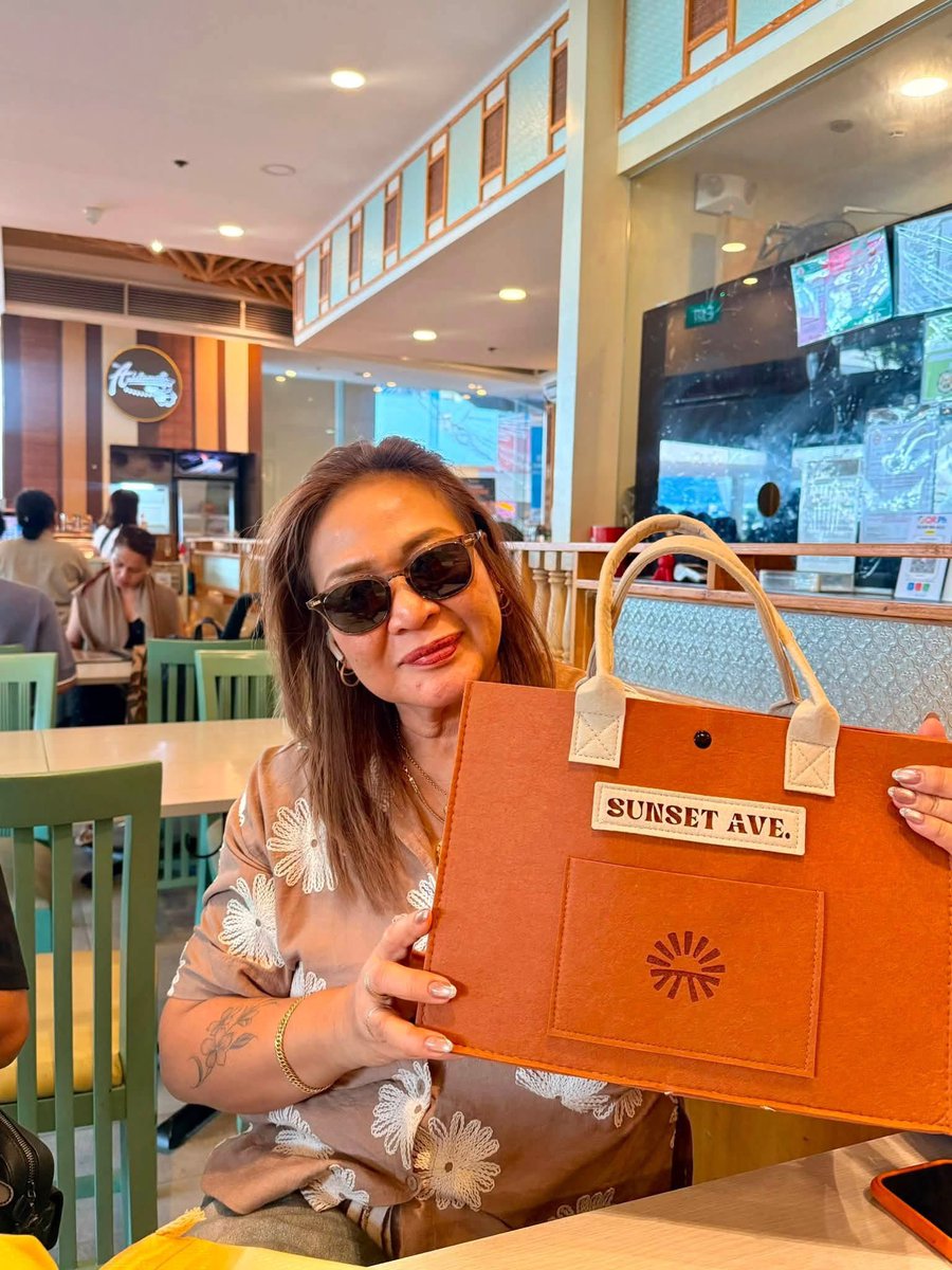hyaselyse's tweet photo. NAKA SUNSET AVE BUONG PAMILYA https://t.co/9OtajOeF7J