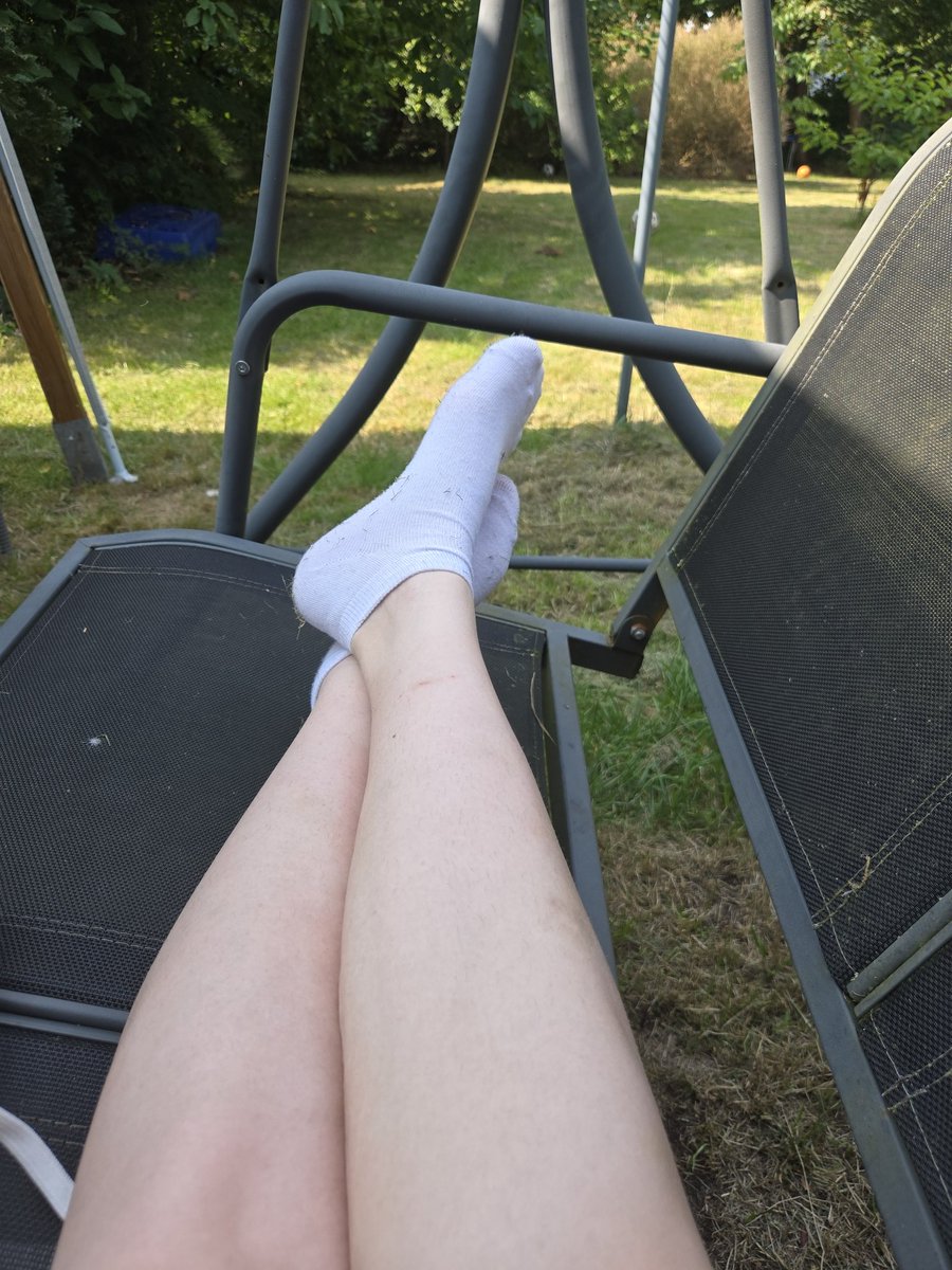 NightbloomX_'s tweet photo. 🧦 Draußen unterwegs und schon richtig dreckig 🔥
Weiße Socken voller Gras &amp; Dreck… warm und feucht vom Tragen 😈👃
Noch 1–2 Tage und sie stinken richtig schön.
Wer will sie? 💦 https://t.co/0QpcrvUjWs