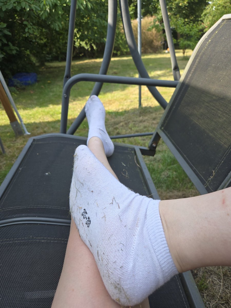 NightbloomX_'s tweet photo. 🧦 Draußen unterwegs und schon richtig dreckig 🔥
Weiße Socken voller Gras &amp; Dreck… warm und feucht vom Tragen 😈👃
Noch 1–2 Tage und sie stinken richtig schön.
Wer will sie? 💦 https://t.co/0QpcrvUjWs