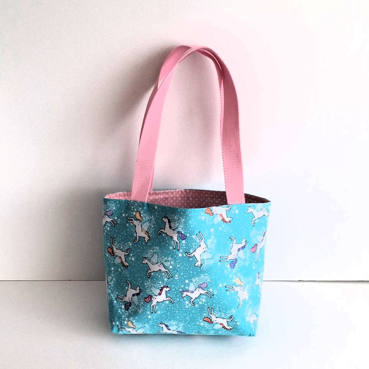daisychcraftsuk's tweet photo. https://t.co/SSSqOVf2H2
Fully lined small cotton tote bag. Unicorn design. 
#unicorn #tote #totebag #craftbizparty #ukmakers #handmade #etsyshop #giftidea 
#smallbag #bag https://t.co/QOBTWuRume
