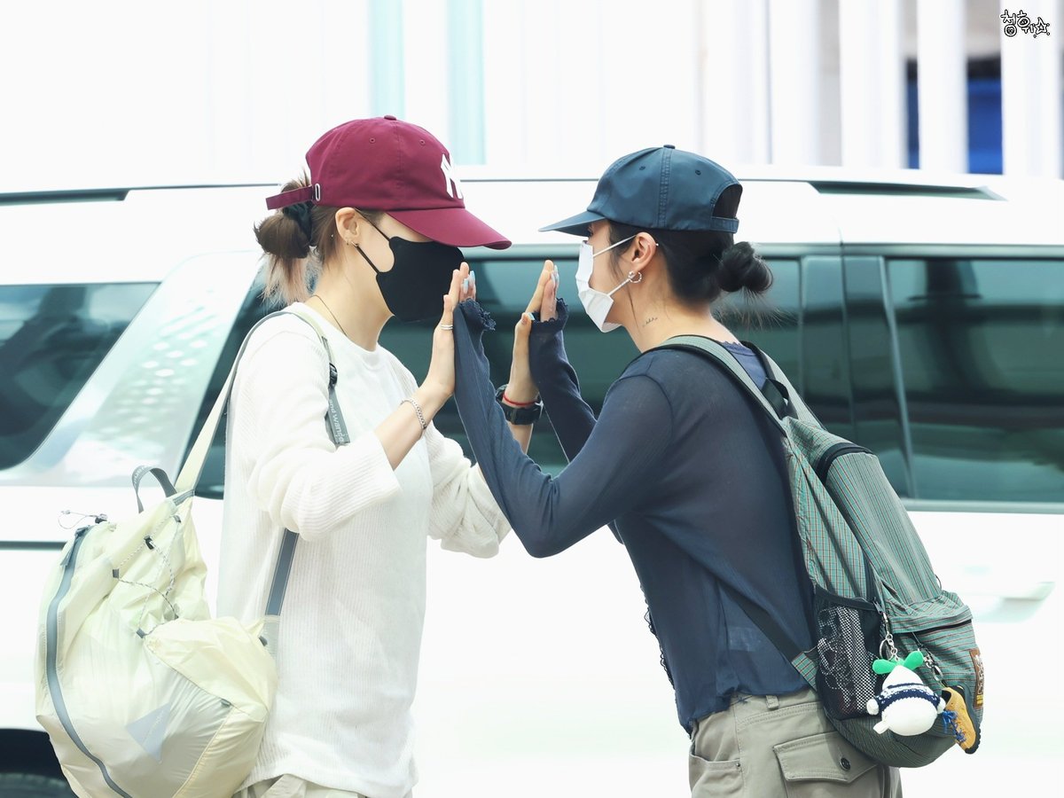cjdgnl1's tweet photo. 260730 문별, 휘인 ICN 출국
취사가 완료되었습니다 쿠쿠!

#마마무 #문별 #휘인
#MAMAMOO #MOONBYUL #WHEEIN https://t.co/h5cmRkedqr