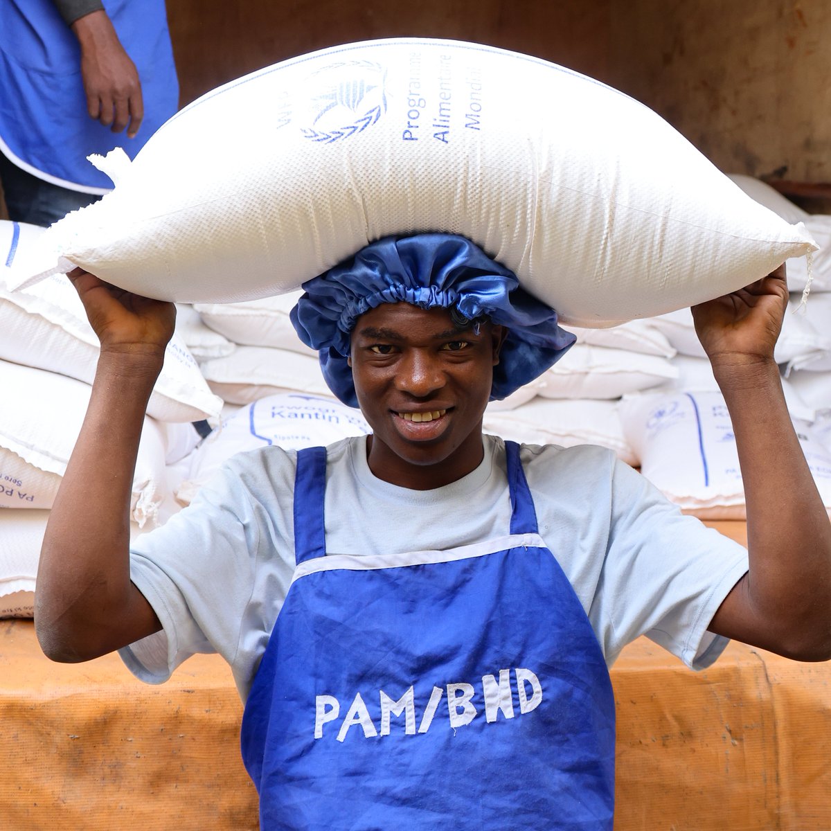 WFP_Arabic's tweet photo. حتى مع عدم تواجد الطلاب حالياً في الصف، يواصل الرنامج العمل مع الحكومة في #هايتي لضمان أن يكون برنامج وجبات المدارس جاهزاً عند استئناف الدروس.

في العام الدراسي الماضي، وبفضل متبرعينا، قدم برنامج الأغذية العالمي وجبات لـ 630 ألف طفل في المدارس، 72٪ منها من الإنتاج المحلي. https://t.co/zG4YGdfMan