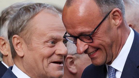 Oltom154's tweet photo. Przeciwko ŚP Lechowi Kaczyńskiemu Tusk knuł z Merkel i Putinem.
Jak to się skończyło wszyscy wiedzą
Teraz przeciwko Prezydentowi Nawrockiemu knuje z Żełeńskim, Niemcami i Ursulą von der coś tam.
Wszyscy polscy patrioci muszą bardzo uważać na Pana Prezydenta. https://t.co/MUfZD2qPHG