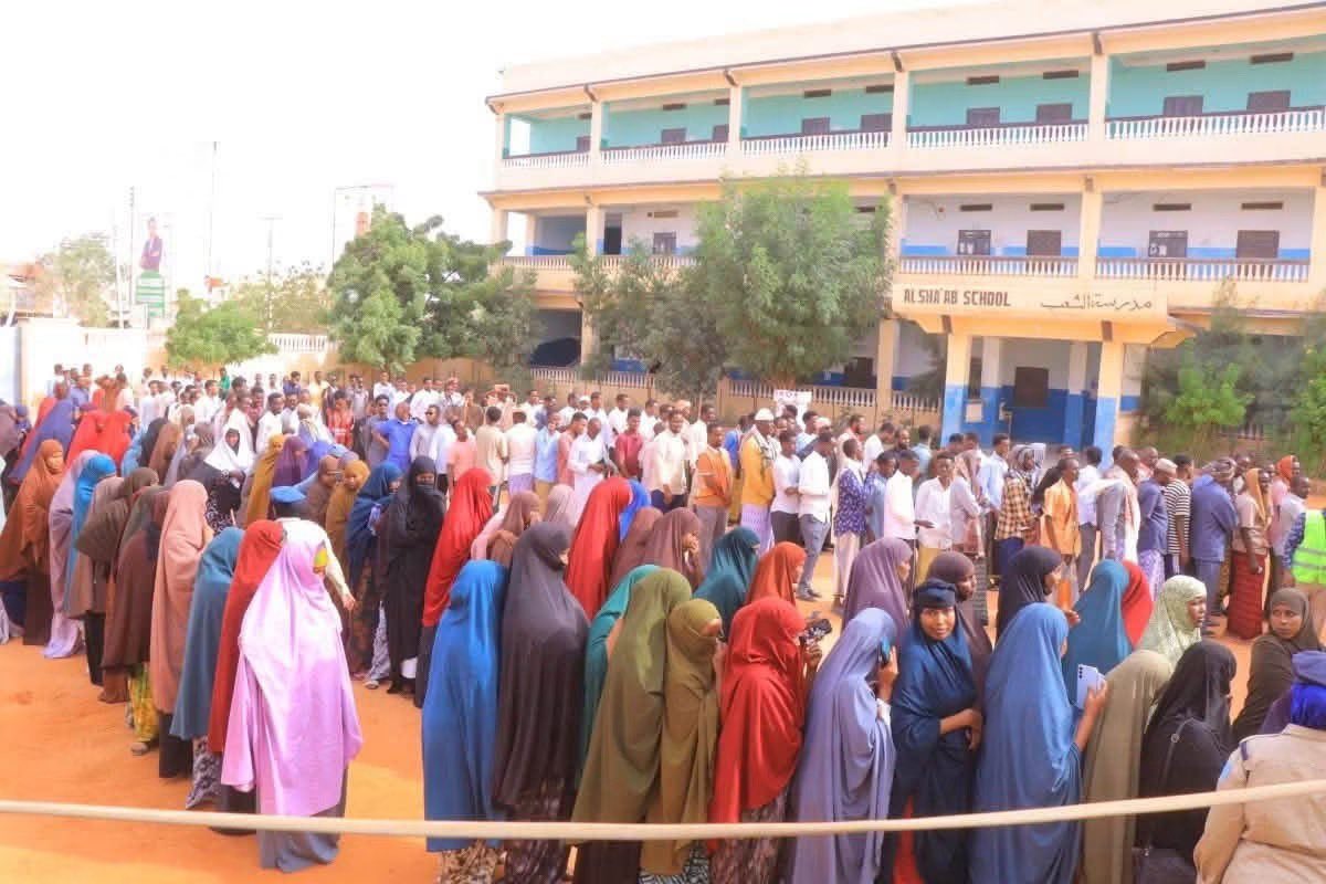 HonBeenebeene's tweet photo. Maanta waa maalin kale oo taariikhi ah oo u soo hoyatay Soomaaliya, iyadoo shacabka reer Galmudug ay si nabad ah ugu dareereen goobaha codbixinta si ay u doortaan wakiilladooda Golaha Deegaanka iyo Golaha Wakiillada.

Doorashadan waxay sii xoojinaysaa dib u soo nooleynta nidaamka doorashooyinka qof iyo cod, iyadoo hore doorashooyin la mid ah uga qabsoomeen Koonfur Galbeed iyo Gobolka Banaadir. Waa tallaabo muhiim ah oo lagu xoojinayo dimuqraadiyadda, dowlad-dhiska iyo ka-qaybgalka shacabka ee go’aan-qaadashada.

Waxaan bogaadinayaa shacabka reer Galmudug, guddiyada doorashooyinka, ciidamada amniga iyo dhammaan cid kasta oo ka shaqeysay qabsoomidda doorashadan. Waxaan rajeynayaa in geeddi-socodkan dimuqraadiyadeed uu si nabad ah uga sii hirgalo dhammaan deegaannada dalka.
