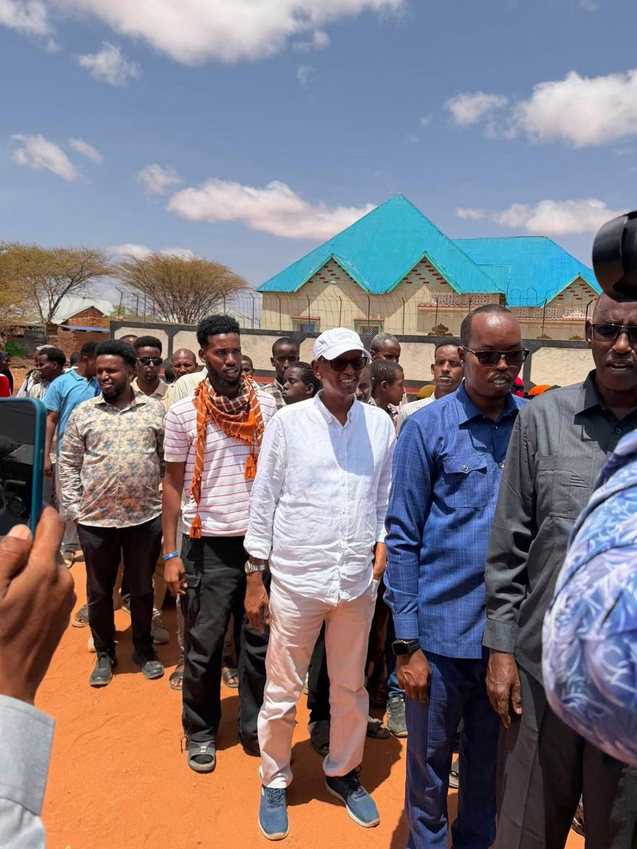 HonBeenebeene's tweet photo. Maanta waa maalin kale oo taariikhi ah oo u soo hoyatay Soomaaliya, iyadoo shacabka reer Galmudug ay si nabad ah ugu dareereen goobaha codbixinta si ay u doortaan wakiilladooda Golaha Deegaanka iyo Golaha Wakiillada.

Doorashadan waxay sii xoojinaysaa dib u soo nooleynta nidaamka doorashooyinka qof iyo cod, iyadoo hore doorashooyin la mid ah uga qabsoomeen Koonfur Galbeed iyo Gobolka Banaadir. Waa tallaabo muhiim ah oo lagu xoojinayo dimuqraadiyadda, dowlad-dhiska iyo ka-qaybgalka shacabka ee go’aan-qaadashada.

Waxaan bogaadinayaa shacabka reer Galmudug, guddiyada doorashooyinka, ciidamada amniga iyo dhammaan cid kasta oo ka shaqeysay qabsoomidda doorashadan. Waxaan rajeynayaa in geeddi-socodkan dimuqraadiyadeed uu si nabad ah uga sii hirgalo dhammaan deegaannada dalka.