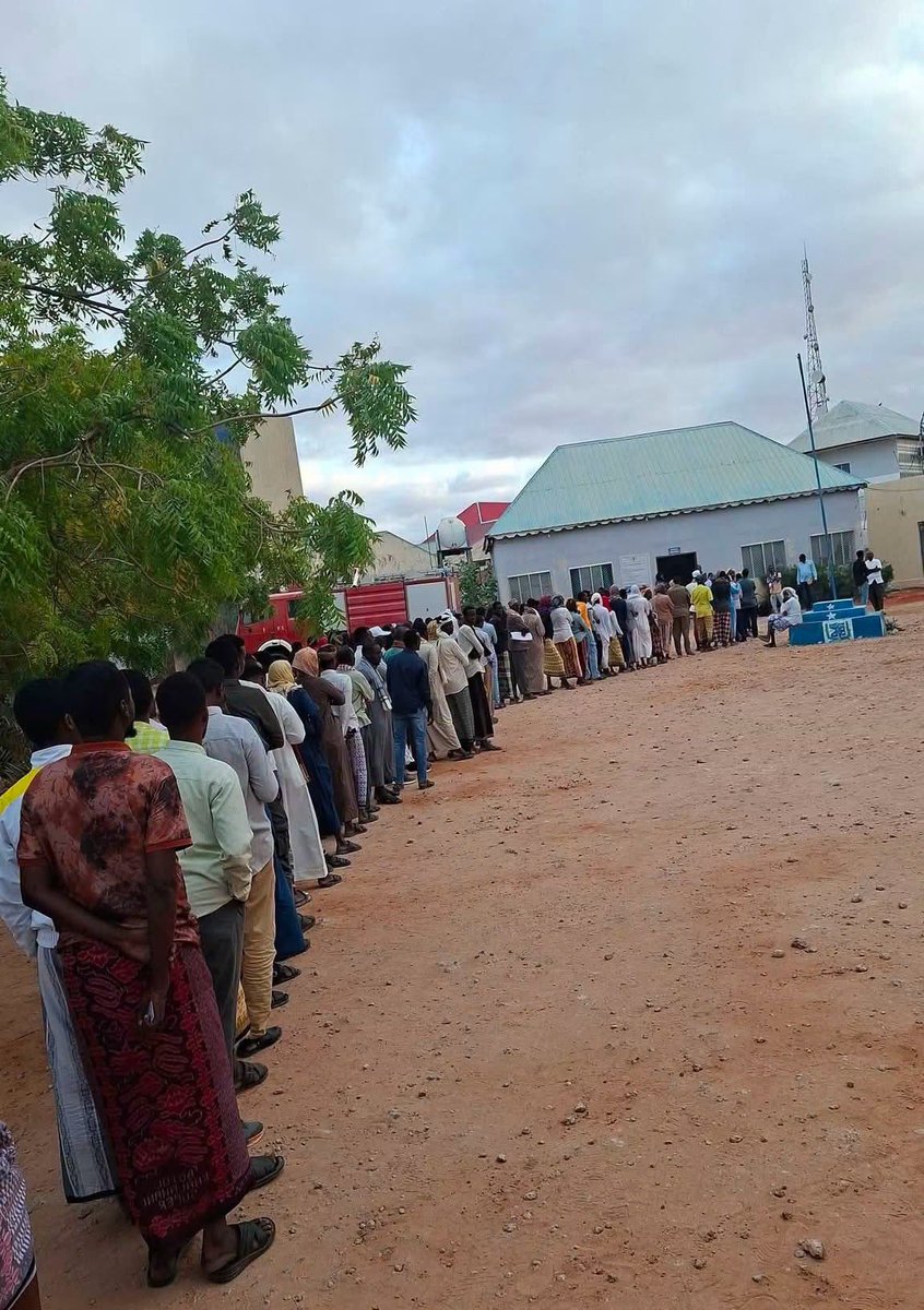 HonBeenebeene's tweet photo. Maanta waa maalin kale oo taariikhi ah oo u soo hoyatay Soomaaliya, iyadoo shacabka reer Galmudug ay si nabad ah ugu dareereen goobaha codbixinta si ay u doortaan wakiilladooda Golaha Deegaanka iyo Golaha Wakiillada.

Doorashadan waxay sii xoojinaysaa dib u soo nooleynta nidaamka doorashooyinka qof iyo cod, iyadoo hore doorashooyin la mid ah uga qabsoomeen Koonfur Galbeed iyo Gobolka Banaadir. Waa tallaabo muhiim ah oo lagu xoojinayo dimuqraadiyadda, dowlad-dhiska iyo ka-qaybgalka shacabka ee go’aan-qaadashada.

Waxaan bogaadinayaa shacabka reer Galmudug, guddiyada doorashooyinka, ciidamada amniga iyo dhammaan cid kasta oo ka shaqeysay qabsoomidda doorashadan. Waxaan rajeynayaa in geeddi-socodkan dimuqraadiyadeed uu si nabad ah uga sii hirgalo dhammaan deegaannada dalka.