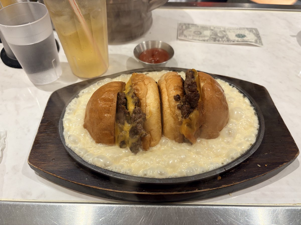 mee_0216's tweet photo. めめがGOストで
めっちゃうまい😋と食べていた
チーズにインしたハンバーガー！！
お肉も粗挽きで肉肉しくて、
チーズもしつこくなくて美味しくてペロリといただいちゃいました！！

#Amercan_Diner_ANDRA https://t.co/ZOtft0DZcx
