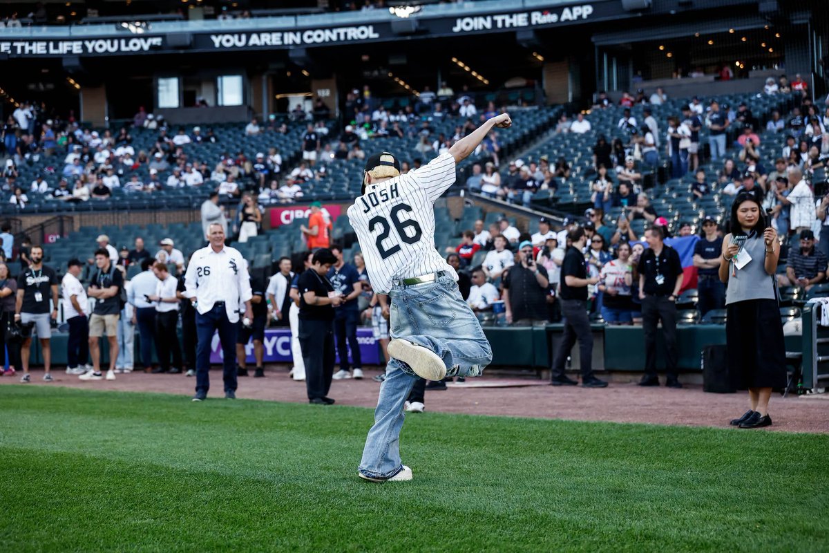 PhilstarNews's tweet photo. BOSS JOSH THROWS THE FIRST PITCH ⚾️

SB19 member Josh Cullen threw the ceremonial first pitch during the Chicago White Sox vs. New York Yankees game at Rate Field in Chicago.

The group is also set to perform at the Lollapalooza music festival on Friday, July 31 (Manila time). #SB19FirstPitchWhiteSox

📸 Chicago White Sox