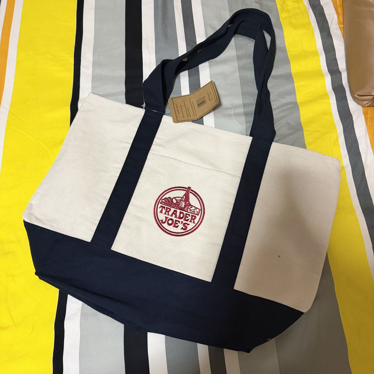 usedbyuser_'s tweet photo. กระเป๋า trader joe's มือ1

♡ ไซส์ใหญ่ original 520.- 
♡ ส่งฟรีค่า มี 10 ใบ พร้อมส่ง
♡ พต dm kaa ୨ৎ

#ส่งต่อกระเป๋า #ส่งต่อกระเป๋าtraderjoes #traderjoesส่งต่อ #ส่งต่อtraderjoes #ตลาดนัดtraderjoes #กระเป๋าtraderjoes #ส่งต่อเสื้อผ้ามือสอง #เสื้อผ้ามือสอง https://t.co/9btbU1u5pv