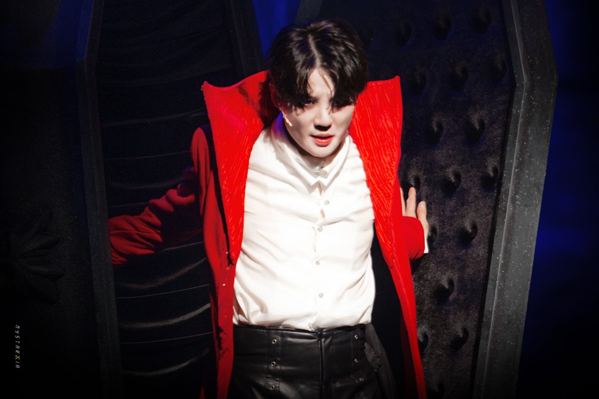 mystarxia's tweet photo. 260728 뮤지컬 드라큘라 김준수🌹
관 문 열리자마자 서늘하게 
객석을 훑는거 눈빛이 서사
#김준수 #드라큘라 #XIA https://t.co/XEiiVWL7os
