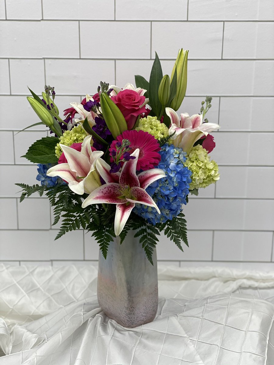 BethesdaFlorist's tweet photo. Turn a frown upside down! Send flowers!!! Bethesda Florist 301-656-8209 
#bethesdaflorist #floristofchevychase #flotistofwashingtondc #flowersmakeyousmile https://t.co/yjKIJAc9B5
