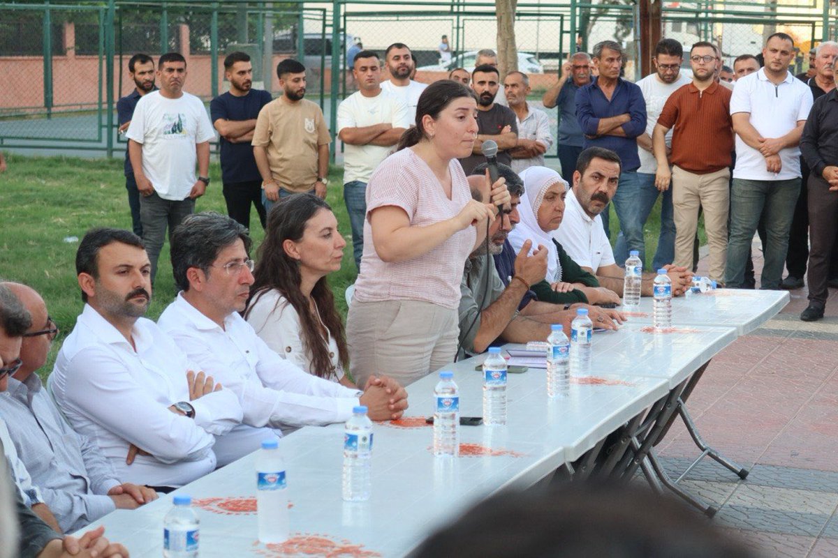 dbinisiyatif's tweet photo. Em kêfxweş in ku li Mersînê 2 malbatên me yên ji Sêrtê li hev hatin. Lewra aştiya mezin, di serî de aştiya me ya navxweyî girêdayî ye.Malbata #Ayhan û #Aydınalp jî bi nêzikatiya xwe hêz dan têkoşîna me ya yekîtiyê.Em spasiya her du malbatên xwe û kedkarên yekîtiya neteweyî dikin. https://t.co/ZY2r0bwz7O
