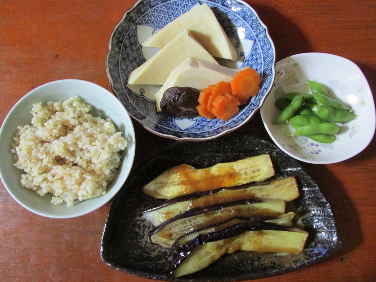 thisway11's tweet photo. 皆さん、今日一日お疲れ様でした。ゆっくり休みましょう。夕食は、高野豆腐、ナスの田楽、枝豆、玄米。母親の手料理は、愛情たっぷり！！ いつも、ありがとう！！ https://t.co/Mo5QCyxnyq