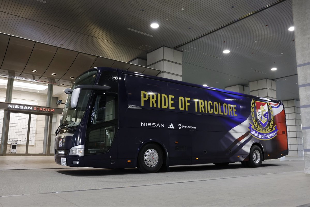 prompt_fmarinos's tweet photo. ／
新時代が幕をあける2026/27シーズン
チームバスをリニューアル！🚌
＼

大胆なトリコロールフラッグと、ネイビーの車体。そして、前方には「PRIDE OF TRICOLORE」の文字を刻みました。

選手、スタッフ、ファン・サポーター、誇りをひと��に、このデザインと共に新たなシーズンへ。

#fmarinos https://t.co/gC1ck8sqKp