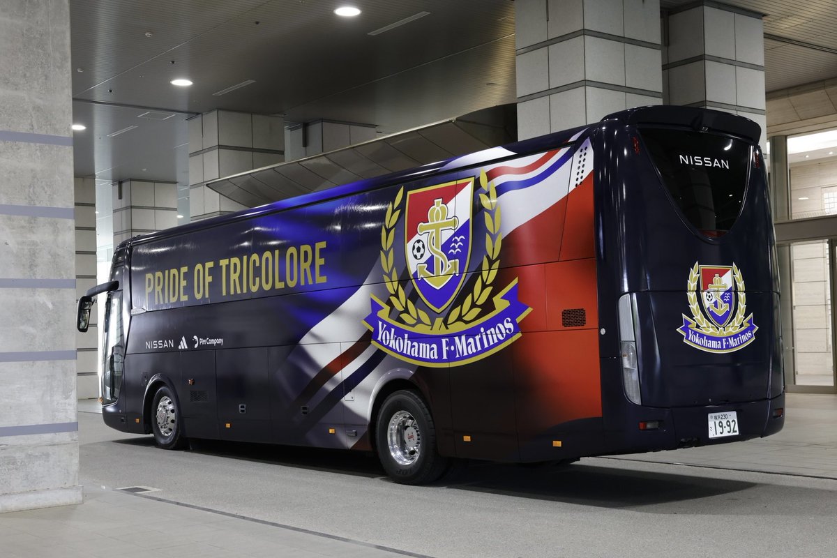 prompt_fmarinos's tweet photo. ／
新時代が幕をあける2026/27シーズン
チームバスをリニューアル！🚌
＼

大胆なトリコロールフラッグと、ネイビーの車体。そして、前方には「PRIDE OF TRICOLORE」の文字を刻みました。

選手、スタッフ、ファン・サポーター、誇りをひと��に、このデザインと共に新たなシーズンへ。

#fmarinos https://t.co/gC1ck8sqKp