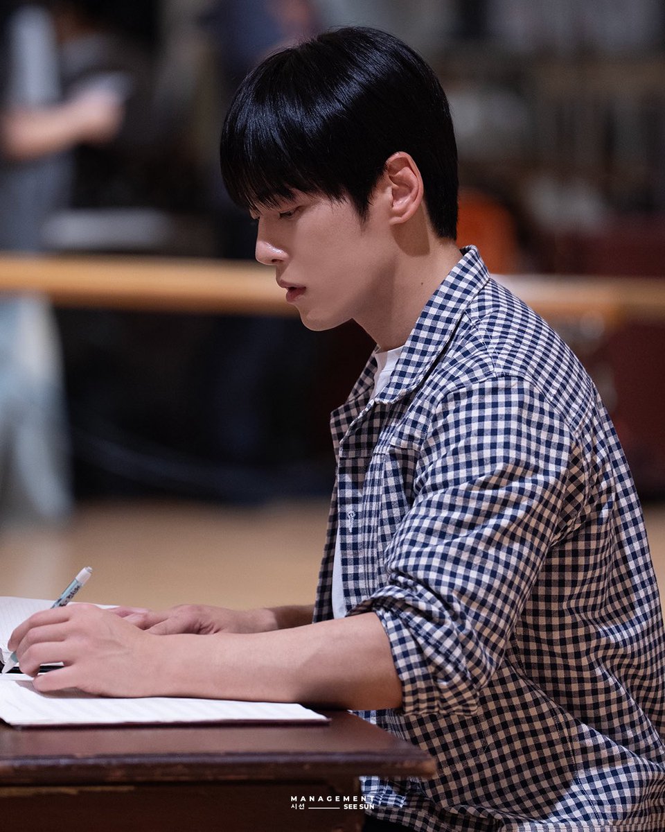 official_SEESUN's tweet photo. [#김정현]

정현 배우가 써 내려가는
<그날들> 속 정학이가 궁금하지 않으세요?

지금 바로 디큐브 링크아트센터에서 만나보세요🕶️

#KimJungHyun 
#그날들 #정학 https://t.co/Uz347Or1xn