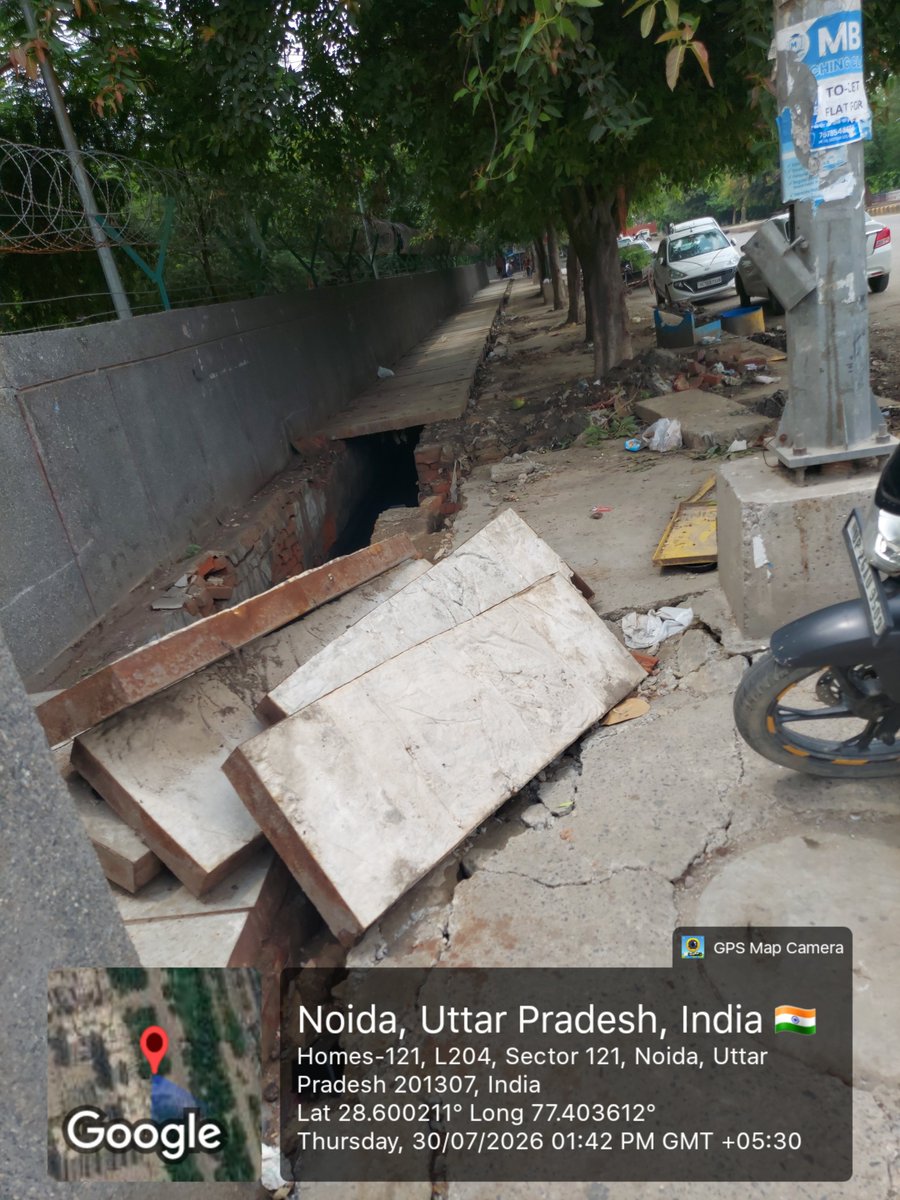dharmanshu81's tweet photo. होम्स121 सोसाइटी, सेक्टर 121  के पास वर्क सर्किल (5/6) के अंतर्गत नालों की सफाई के 3 हफ्ते बीत गए लेकिन मलबा और ड्रेन कवर को यूं ही अस्त व्यस्त छोड़ दिया गया ।
@noida_authority @CPCB_OFFICIAL

माननीय @CeoNoida ,कृपया संज्ञान लें। https://t.co/X8koxB0qM6