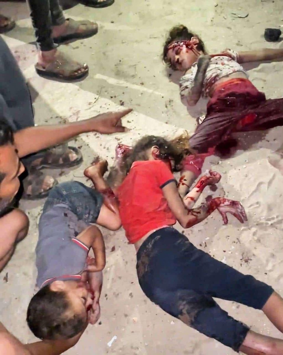 TheCradleMedia's tweet photo. ⚠️ Warning: Graphic content

Several were killed and injured after Israel bombed the Al-Balawi family's tent in south Gaza's Khan Yunis, among them children.