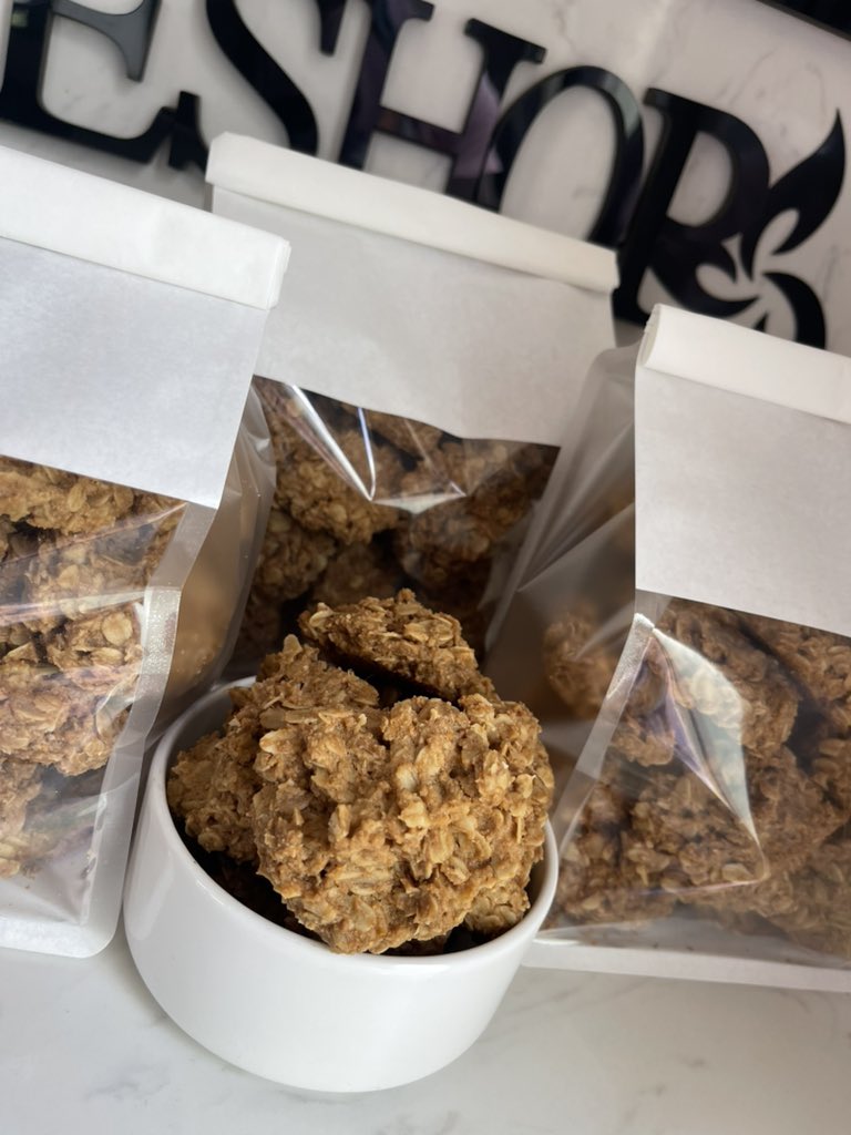 Cakes_by_Sixpee's tweet photo. Why don’t you give your work colleagues a snack treat today!  7 varieties 
5 bottles of fresh yogurt 
5 bottles of Sobolo 
10pcs pistachio cookies 
10pcs oatmeal cookies 
20pcs butter cookies 
10pcs peanut butter cookies 
Plus 16pcs ring doughnuts 
Ghc299 https://t.co/AmX319aibz
