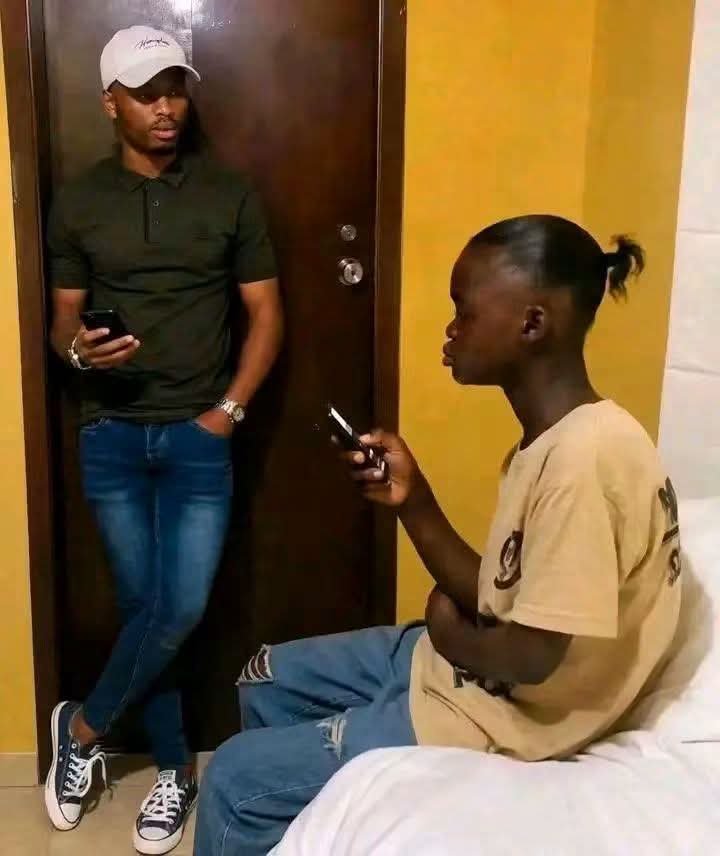 Ongavinjelwa's tweet photo. Me: "Babe manje ukwateleni?"

Her: Uthi umawakho "ngfana no Halland" 😭 https://t.co/cJx7u1PPRq