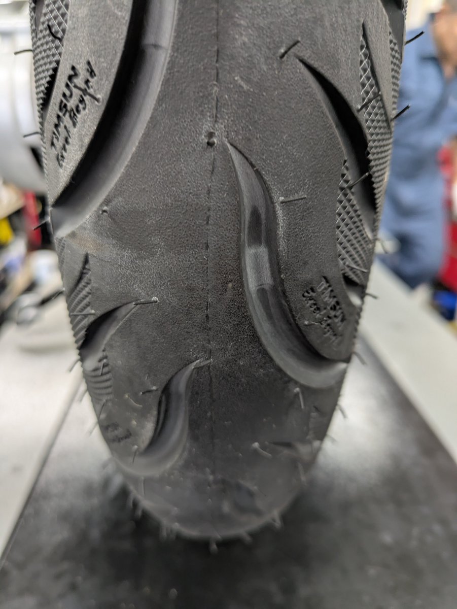penmisao's tweet photo. パンクしたDin110　jk03 修理しました。タイヤ交換、ついでに、ブレーキシューの交換も。リアブレーキ、音鳴るし、引きずってる音もした。修理代16000円ほど。 https://t.co/Okv3fzKhW7