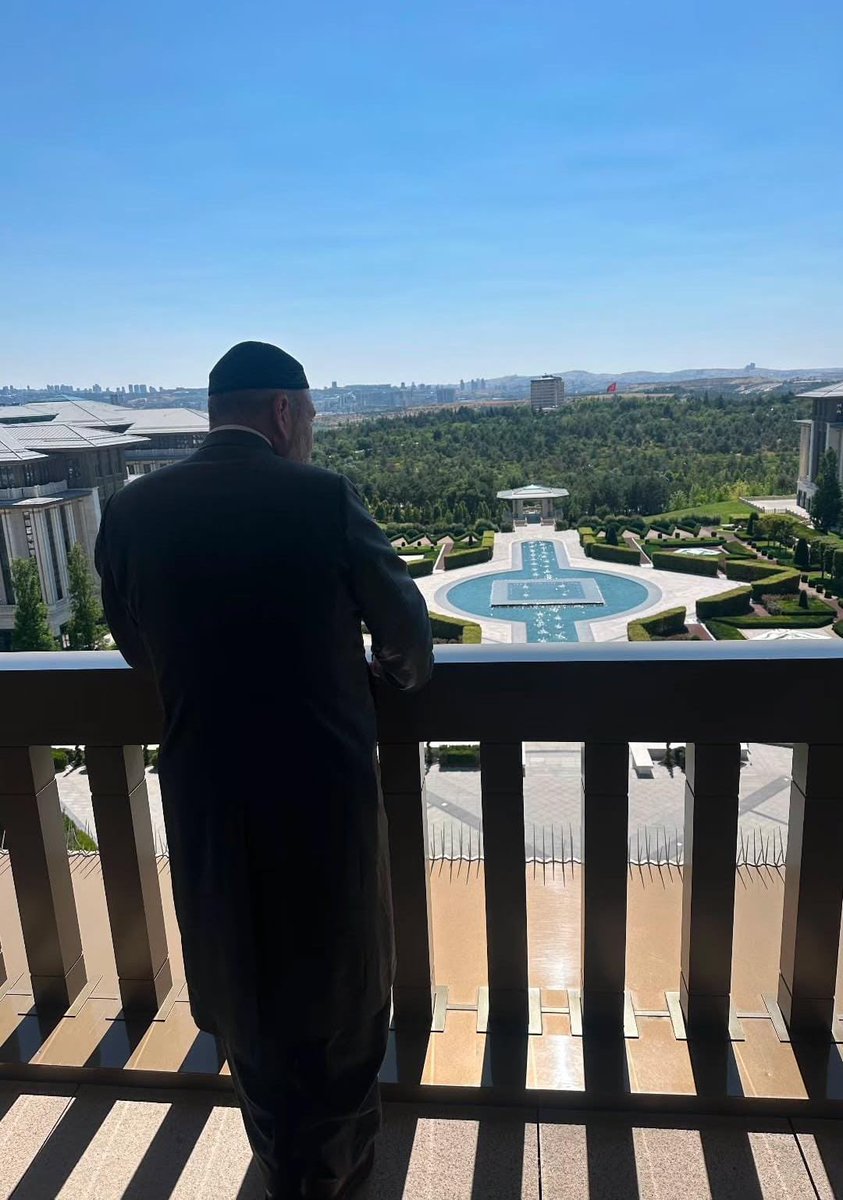 ismailari_'s tweet photo. Uzun süredir milyarlarca liralık miras kavgası ile gündem olan Menzil Cemaati'nden dikkati çeken bir "ziyaret."

Cemaatle bağlantılı olduğu bilinen sosyal medya hesaplarından cemaat liderlerinden Muhammed Saki Elhüseyni'nin oğlu Yakup Elhüseyni'nin Cumhurbaşkanlığı ziyaretinden fotoğraf paylaşıldı. 

Yakup Elhüseyni'nin Cumhurbaşkanlığı'na neden gittiği ve kimlerle görüştüğü açıklanmadı.