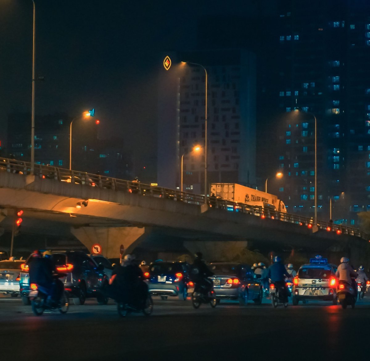 rubycxyrtnlxu's tweet photo. Stuck in traffic but the city lights are a sight. Perfect for a little moment of peace. https://t.co/6cplKPpVpP