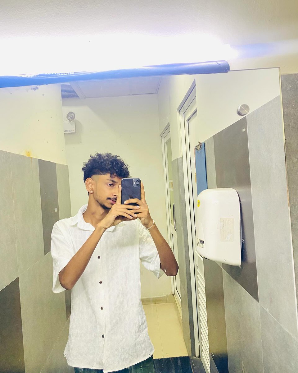 __shalii___'s tweet photo. 🤍🪭
#follow #mangoalley #colombo #music #shalii #underground #mountlaveniya 🍃 https://t.co/IJM9wrKaPE
