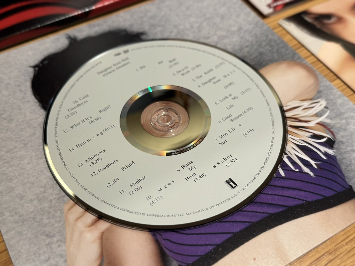 Gracie_AbramsJP's tweet photo. ＼✨What’s inside? ✨／
発売中の #グレイシー・エイブラムス
『ドーター・フロム・ヘル』日本デラックス盤💿

20Pフォトブックや本人メッセージ和訳など、日本だけの豪華仕様✨

細部までこだわりが詰まった一枚を、ぜひ手に取ってお楽しみください🤍

🔗: https://t.co/HzzZrmEVYc https://t.co/6lfnifaSOC