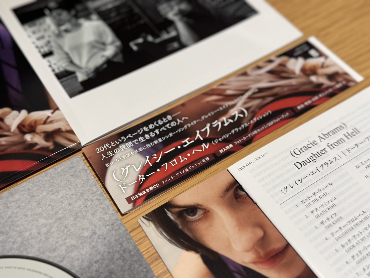 Gracie_AbramsJP's tweet photo. ＼✨What’s inside? ✨／
発売中の #グレイシー・エイブラムス
『ドーター・フロム・ヘル』日本デラックス盤💿

20Pフォトブックや本人メッセージ和訳など、日本だけの豪華仕様✨

細部までこだわりが詰まった一枚を、ぜひ手に取ってお楽しみください🤍

🔗: https://t.co/HzzZrmEVYc https://t.co/6lfnifaSOC