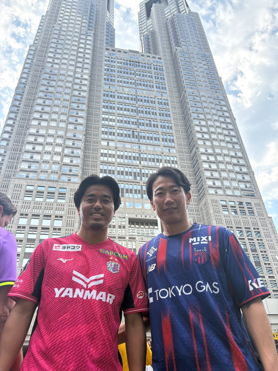 fctokyoofficial's tweet photo. 🔵ドルトムント戦 イベント開催🔴
8/1(土) #ボルシアドルトムント 戦に先駆けて、#都庁前広場 で開催された『BVB WORLD STREET SERIES TOKYO』にFC東京OBの #渡邉千真 さんがゲスト参加しました!!🙌✨
注目のドルトムント戦チケットはこちら➡https://t.co/56JVZp6J1V
#FCTBVB
#fctokyo #tokyo https://t.co/QI64KZNdAK