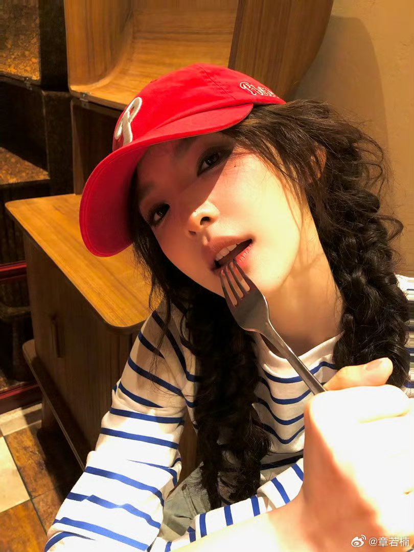 rruonans's tweet photo. Zhang Ruonan’s new weibo update

(1/3)

#ZhangRuonan #章若楠 https://t.co/E4lHbYxPom
