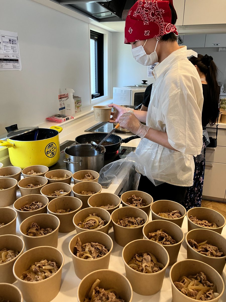 dmh_osaka_kento's tweet photo. #宝塚大学 看護学部の学生さんが、本日はご家族のために牛丼メニューを作って下さいました🐂🍚❗️
夏休みということもあり多くの方が滞在されていますが、早速召し上がった方からは「どれもすごく美味しかったです❣️」とのお言葉が・・・😊。
本日もボランティア活動をありがとうございました💯 https://t.co/sZ9XhSQXR6