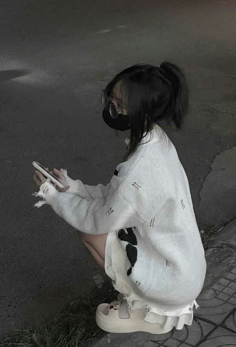 orjinal_deli's tweet photo. Night-out streetwear energy oversized white knit, chunky sneakers, and a city glow
xFd https://t.co/b2C6AGdJxI