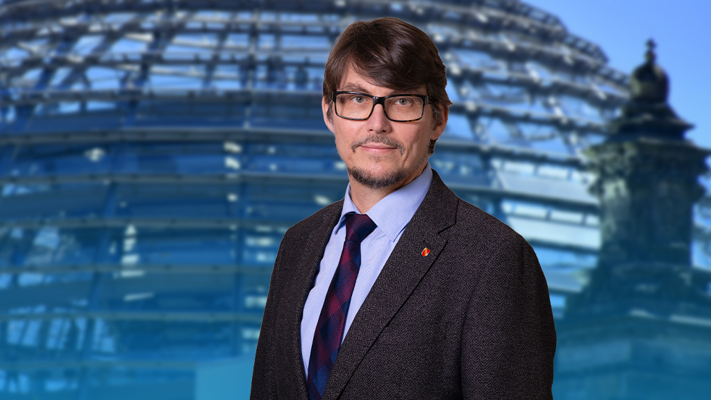 AfDimBundestag's tweet photo. Bundesregierung muss Wettbewerbsnachteil deutscher Winzer endlich beseitigen!

Der AfD-Bundestagsabgeordnete Dr. Paul Schmidt hat die Antwort der Parlamentarischen Staatssekretärin beim #Bundesminister für #Landwirtschaft, Ernährung und Heimat Silvia Breher auf seine Nachfrage zur Verwendung von Natriumhydrogencarbonat (#Backpulver) im #Wein- und #Obstbau scharf kritisiert. Breher hatte im Bundestag auf Nachfrage von Schmidt betont, es gehe um die EU-Pflanzenschutzmittelverordnung. Dazu erklärt @PaulSchmidt_MdB:

„Die Staatssekretärin scheint nicht zu verstehen, worum es wirklich geht. Natriumhydrogencarbonat wird seit vielen Jahren von Winzern und Obstbauern erfolgreich zur Bekämpfung von Pilzkrankheiten eingesetzt. Das Problem ist nicht das EU-Recht, sondern dessen Umsetzung in Deutschland und Österreich.

Nur in Deutschland und Österreich wurde Natriumhydrogencarbonat auf Antrag von Herstellern als Pflanzenschutzmittel zugelassen. Dadurch kann es hierzulande nicht mehr als Grundstoff verwendet werden. Die Folge ist, dass unsere Winzer und Obstbauern das Mittel als Pflanzenschutzprodukt einkaufen müssen und dafür etwa das Fünffache dessen bezahlen, was gewöhnliches Backpulver kostet.

In den übrigen EU-Mitgliedstaaten besteht dieses Problem nicht, weil dort Natriumhydrogencarbonat nicht als Pflanzenschutzmittel zugelassen wurde. Deshalb geraten deutsche Winzer gegenüber ihren Wettbewerbern – beispielsweise in Italien oder Frankreich – unter Druck. Die Bundesregierung darf dieses Problem nicht länger auf die Europäische Union abschieben. Wir erwarten, dass sie sich endlich für gleiche Wettbewerbsbedingungen deutscher Winzer und Obstbauern einsetzt und schnell eine Lösung schafft.“
